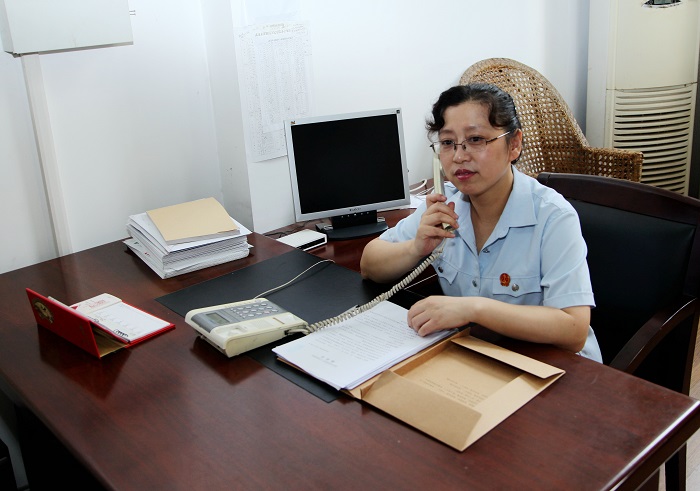 王玲在與當事人電話溝通.jpg 王玲在與當事人電話溝通.jpg